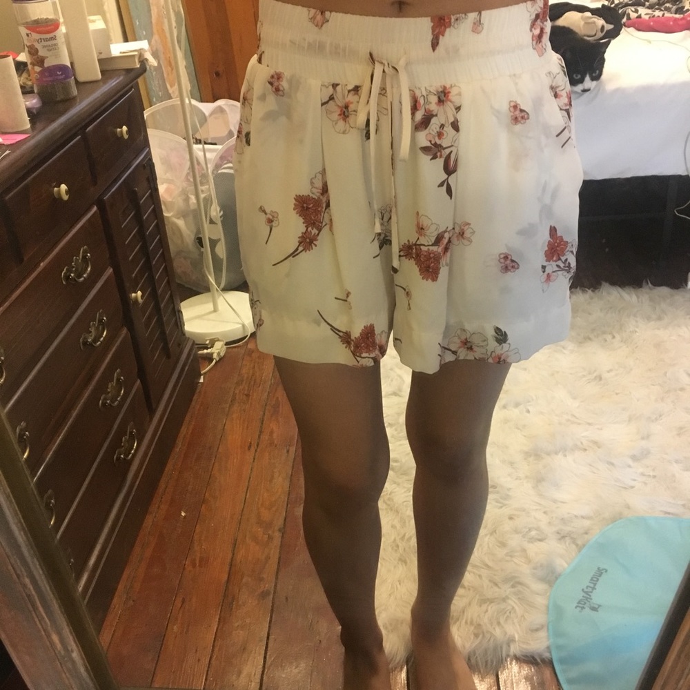 HyFve Floral off-white shorts - S - Picture 4 of 6